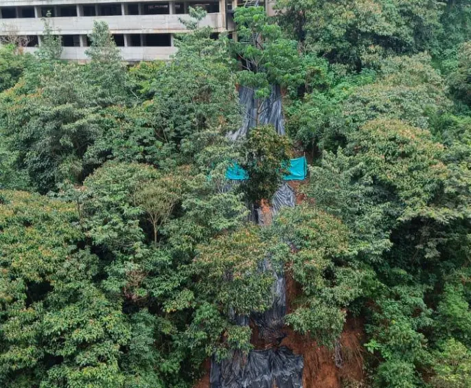 Esta es la imagen del talud completo y la construcción. FOTO: Cristian Álvarez