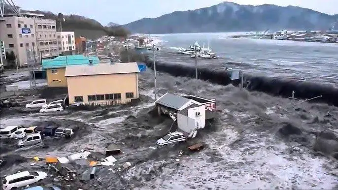 Una población de la costa norte de Japón tras ser sacudida por el terremoto y las altas olas que generó este 8 de diciembre. FOTO: Tomada de X @MonicaSaadeX