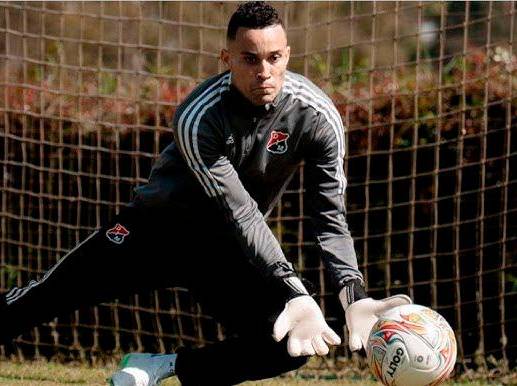 Aunque José Luis Chunga casi siempre tiene una expresión de seriedad, es uno de los futbolistas más alegres y recochudos del DIM. Dice que Dios representa todo y que le gusta mucho leer la Biblia. <span class="mln_uppercase_mln">FOTO</span> <b><span class="mln_uppercase_mln">CORTESÍA</span></b> 