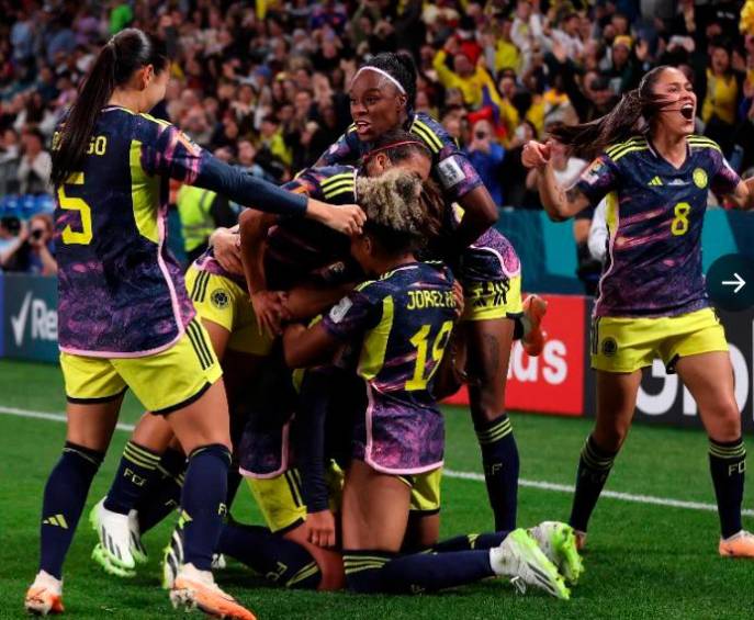 Las jugadoras de Colombia celebran el gol marcado por Manuela Vanegas que le dio la victoria al país ante Alemania. FOTO TOMADA @fifaworldcup_es