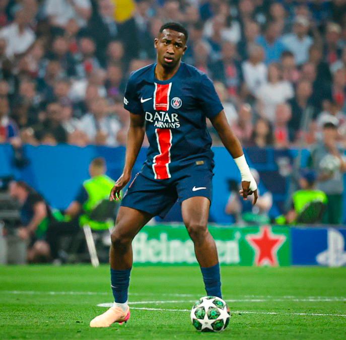 El ecuatoriano Willian Pacho se coronó campeón con el PSG de la Champions League, el primero de su país en alcanzar esta hazaña. FOTO TOMADA X@PSG_espanol