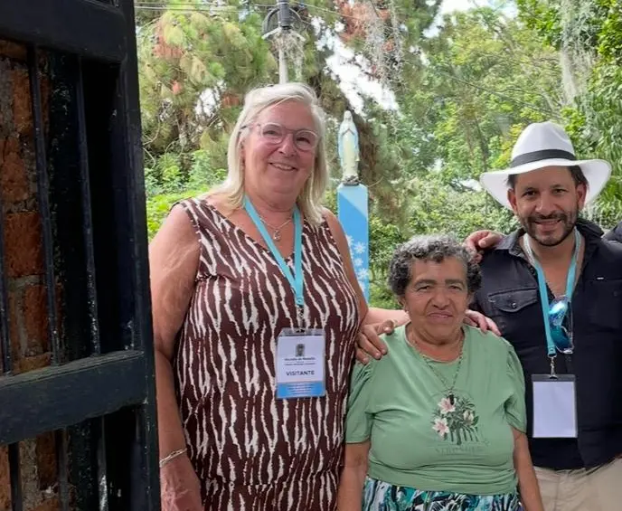 Álvaro Sebastian Kruis junto a su madre adoptiva, a la izquierda, y su madre biológica, a la derecha. FOTO: Cortesía e imagen tomada de redes.