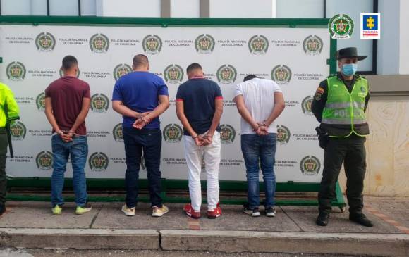 Los cuatro hombres capturados por las autoridades. FOTO: Cortesía Fiscalía General de la Nación.