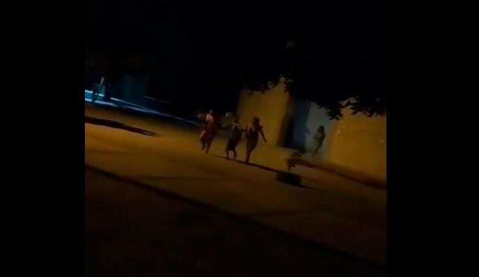 Un ciudadano captó con el celular el momento en el que los disparos pusieron a correr a mujeres y niños. IMAGEN TOMADA DE VIDEO.