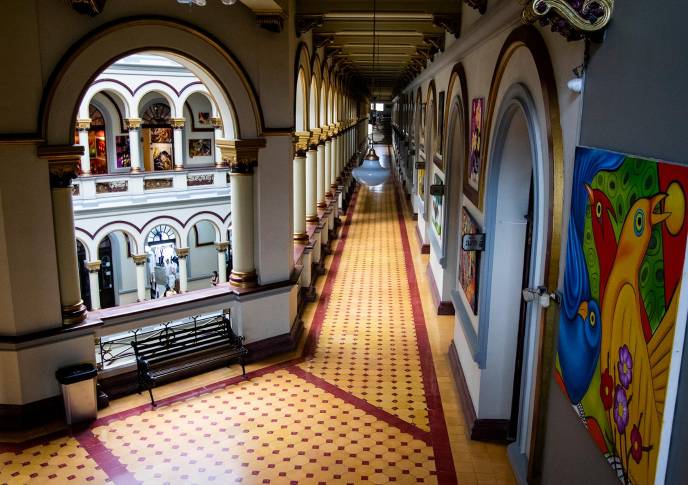 Diseñado originalmente por el arquitecto belga Agustín Govaerts hace cien años y posteriormente continuado por el reconocido artista colombiano Pedro Nel Gómez, el Palacio Nacional ha encontrado una segunda vida como centro de arte. Foto: Julio César Herrera