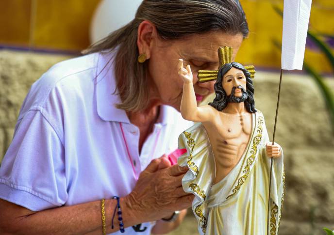 Con imágenes del Cristo Resucitado, flores blancas y cantos litúrgicos, las comunidades dieron testimonio de su fe renovada y de la esperanza que representa la resurrección para el mundo cristiano. Foto: Manuel Saldarriaga Quintero.