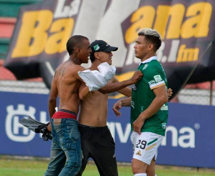 El delantero Teófilo Gutiérrez fue uno de los jugadores agredidos por los hinchas que invadieron la cancha del Doce de Octubre. FOTO EL PAÍS
