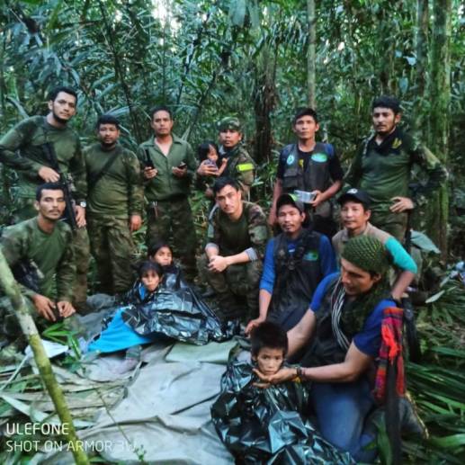 Lesly Mucutuy (13 años), Soleiny (9), Tien Noriel (5) y Cristin (1) fueron rescatados por un comandado de ocho uniformados y 3 indígenas en la tarde del viernes después de pasar 40 días perdidos en la selva, tras sobrevivir al accidente de una avioneta. FOTO Cortesía Fuerzas Armadas