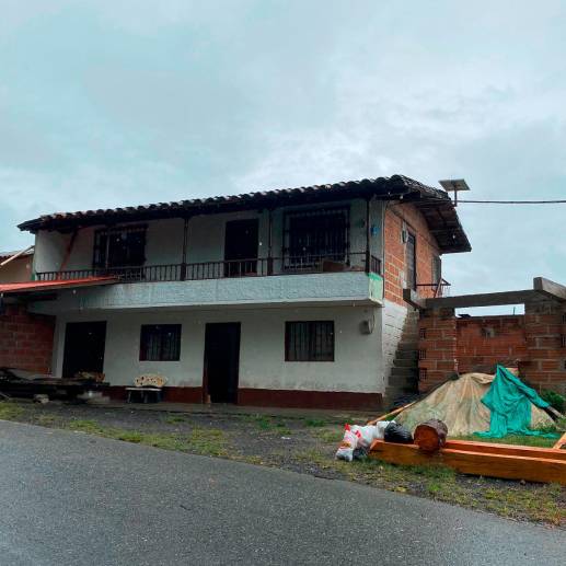 Dentro del segundo piso de esta casa hallaron el cadáver de William de Jesús Velásquez Ospina, de 31 años. FOTO: ANDRÉS FELIPE OSORIO GARCÍA