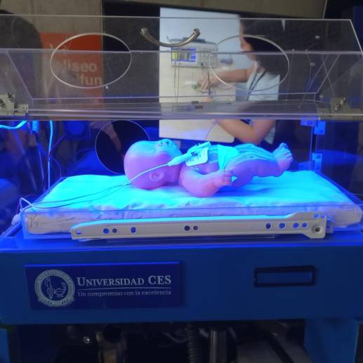 Esta es la incubadora que cuesta menos de 1 millón de pesos y le brinda la atención básica a los bebés recién nacidos y que son prematuros. FOTO: Cortesía Universidad CES 