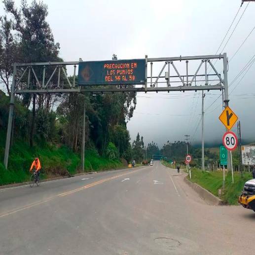 Amaneció cerrada la vía al Llano por nuevo derrumbe. Foto: Tomada de @CoviandinaSAS. 