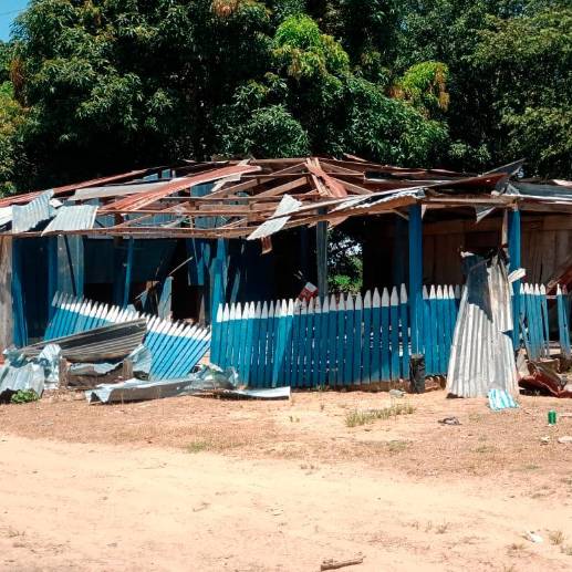 El salón comunal de la vereda quedó destruido tras la confrontación armada. FOTO CORTESÍA 