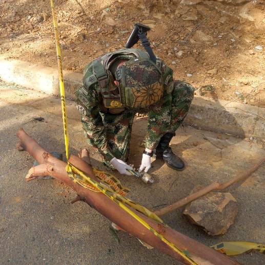 Uno de los artefactos explosivos improvisados fue abandonado en una calle principal de Jambaló, Cauca. FOTO: CORTESÍA DEL EJÉRCITO.