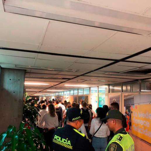 Servidores de las Comisarías protestaron al interior de La Alpujarra para mostrar sus inconformidades por los incumplimientos de la administración. FOTO: CORTESÍA