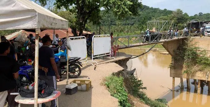 Desde la caída de la cabecera del puente, por ella solo pueden pasar peatones y motos. FOTO: Cortesía.