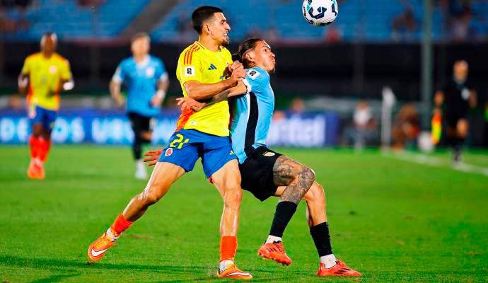 El futbolista antioqueño Daniel Muñoz no tuvo un buen partido contra Uruguay. Erró una opción clara de gol. FOTO: GETTY