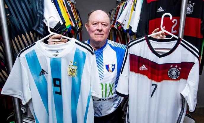 Gustavo Adolfo sigue adelante con su pasión por coleccionar camisetas de equipos de futbol. Este año aspira a llegar a 8,000. Foto: Jaime Pérez 