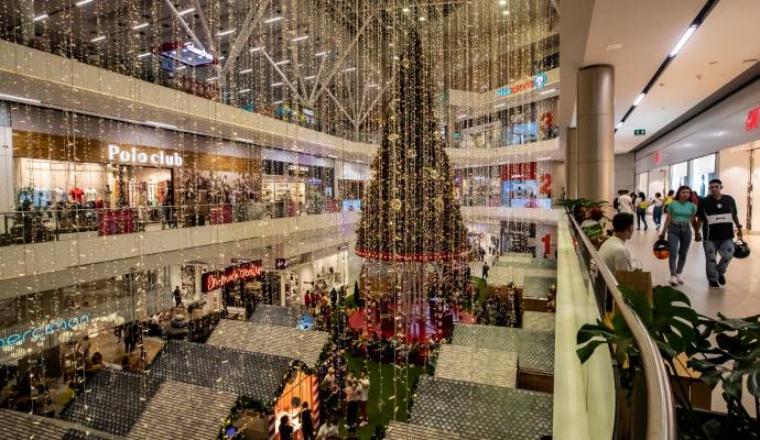 En imágenes | En centros comerciales ya se vive la fiesta navideña