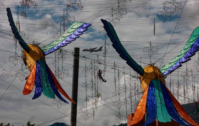 La magia de la Navidad ya comienza a tomar forma en Medellín. Aunque el secreto de la temática central se guarda con recelo, los funcionarios de EPM trabajan a toda marcha en el montaje del mundialmente reconocido Alumbrado Navideño sobre el río Medellín. Foto: Manuel Saldarriaga Quintero.