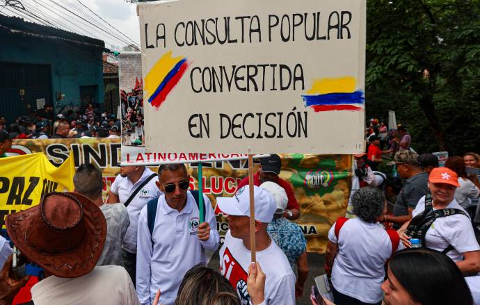 En Medellín, las centrales obreras y los sindicatos organizaron dos movilizaciones que recorrieron las calles de la ciudad y culminaron en el Parque de los Deseos. Hacia las 10 de la mañana, desde el Parque Obrero de Boston, alrededor de 5.000 personas iniciaron su marcha, portando pancartas y entonando consignas relacionadas con la Consulta Popular y las reformas impulsadas por el gobierno del presidente Gustavo Petro. Foto: Manuel Saldarriaga Quintero.