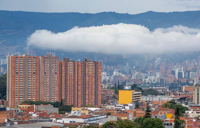 El paisaje urbano de Medellín y gran parte del Valle de Aburrá está experimentando una transformación vertical. La construcción de edificios cada vez más altos en las laderas y partes elevadas de la ciudad ha provocado un fenómeno visual espectacular: ahora es común ver cómo las nubes atraviesan los balcones y rozan los apartamentos de muchas construcciones. Foto: Juan Antonio Sánchez