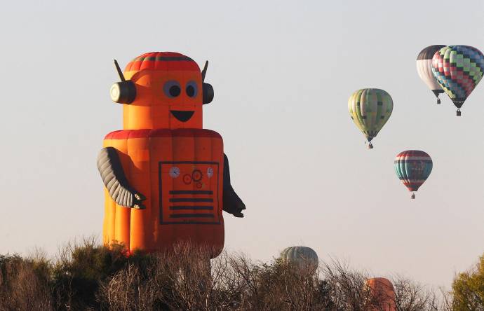 En esta edición, el festival reunió a más de 200 globos provenientes de más de 25 países, entre ellos llamativas figuras de dinosaurios, capibaras, tiburones y diseños especiales que captaron la atención de los asistentes desde el primer amanecer. Foto: AFP