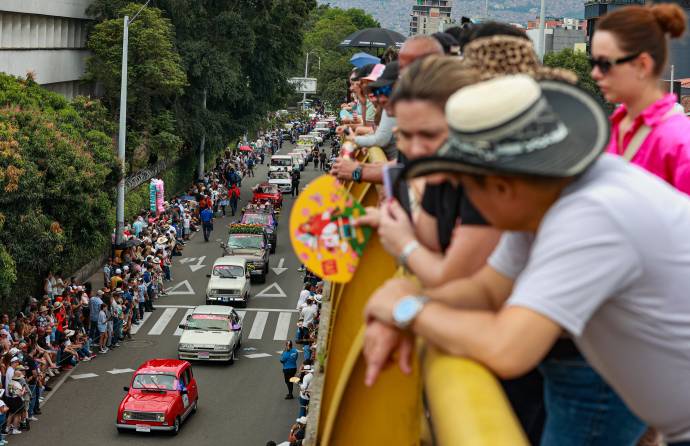 La Feria de las Flores 2025 ha vuelto a inundar de nostalgia y esplendor las calles de Medellín con el Desfile de Autos Clásicos y Antiguos, uno de sus eventos más emblemáticos. Foto: Manuel Saldarriaga Quintero.