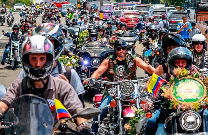 El XIII Desfile Tributo a los Héroes de la Patria ha recorrió algunas calles de la ciudad, transformando la celebración floral en un emotivo homenaje a los miembros de la Fuerza Pública. Foto: Manuel Saldarriaga Quintero
