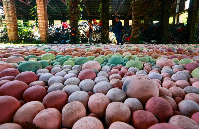 En el marco de la Bienal Internacional de Arte de Antioquia y Medellín (BIAM), Jorge Julián Aristizábal exhibe las 20.500 esferas de barro que fueron modeladas manualmente y terminadas en engobe, técnica empleada por culturas prehispánicas. Foto: Manuel Saldarriaga Quintero.
