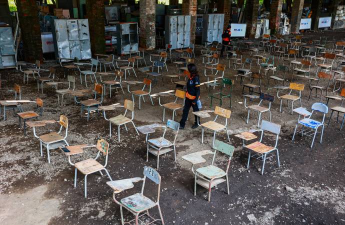 Artista Ibrahim Mahama (Ghana) en el Parque de Artes y Oficios (PAO) en Bello. Este gran encuentro, que se extenderá hasta el 25 de noviembre, busca consolidar a Medellín y a Antioquia como epicentros del arte contemporáneo mundia. Foto: Manuel Saldarriaga Quintero.