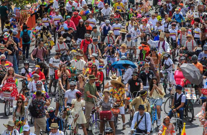 Familias enteras, amigos, niños y adultos participaron con entusiasmo, decorando sus bicicletas con flores, disfraces y temáticas que sorprendieron al público. Foto: Camilo Suárez Echeverry