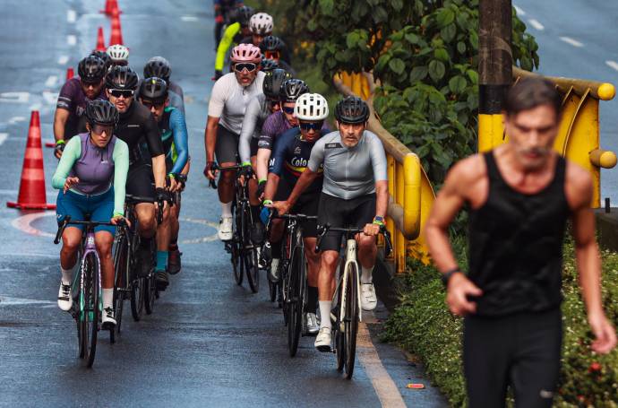 Con la colaboración del Inder los corredores que ya están inscritos para el Clásico El Colombiano realizaron la ruta de la ciclovia desde la Zona GW en el sector de San Diego hasta Terra Viva Palmas. Foto: Manuel Saldarriaga Quintero.