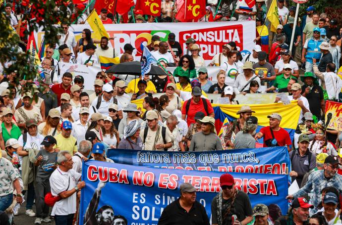 Las consignas más repetidas durante el día estuvieron relacionadas con la defensa de los derechos laborales, el respaldo a la propuesta de Consulta Popular planteada por el Gobierno, y la urgencia de avanzar en reformas estructurales como la laboral y la pensional. Foto: Manuel Saldarriaga Quintero.