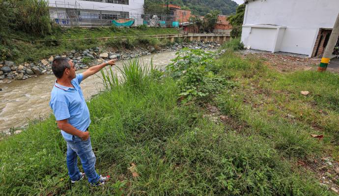 El 18 de septiembre del 2022 la ruptura de un tubo que transportaba agua terminó anegando en fango al barrio Villalía. FOTO: Manuel Saldarriaga Quintero.