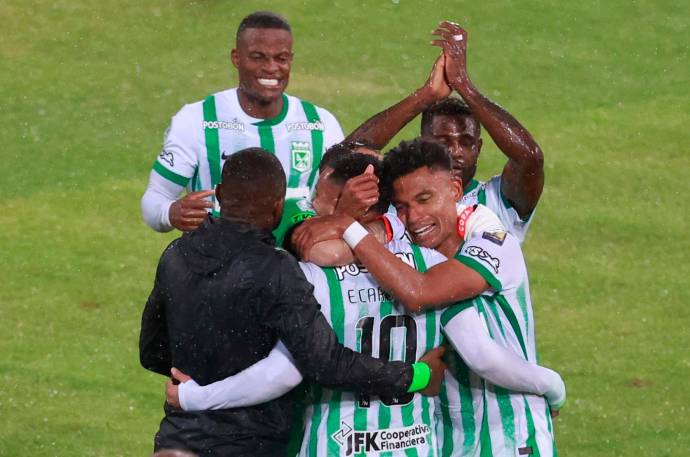 En un Atanasio Girardot vestido de verde, bajo la lluvia y con la pasión de miles de hinchas, el equipo antioqueño no solo celebró su rica historia, sino que también selló su clasificación anticipada a los cuadrangulares de la Liga BetPlay 2025. Foto: Manuel Saldarriaga Quintero