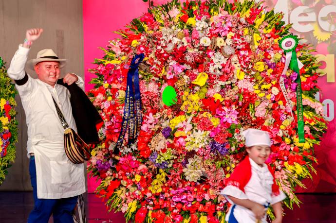 Juan Pablo Sánchez Martínez, con una silleta monumental, es el ganador absoluto del Desfile de Silleteros 2025. Foto: Manuel Saldarriaga Quintero