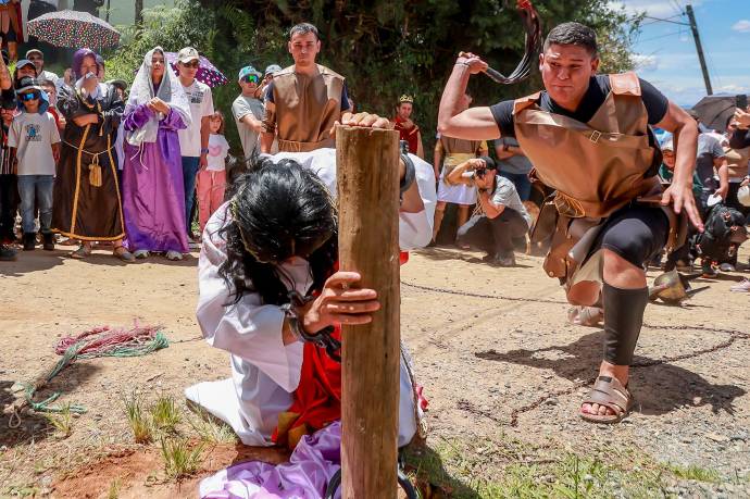 Este año, la vereda El Barcino fue el epicentro de esta conmovedora representación. La comunidad se entregó por completo a la tarea de recrear las 14 estaciones del viacrucis, desde la condena de Jesús hasta su crucifixión y muerte. Foto: Manuel Saldarriaga Quintero