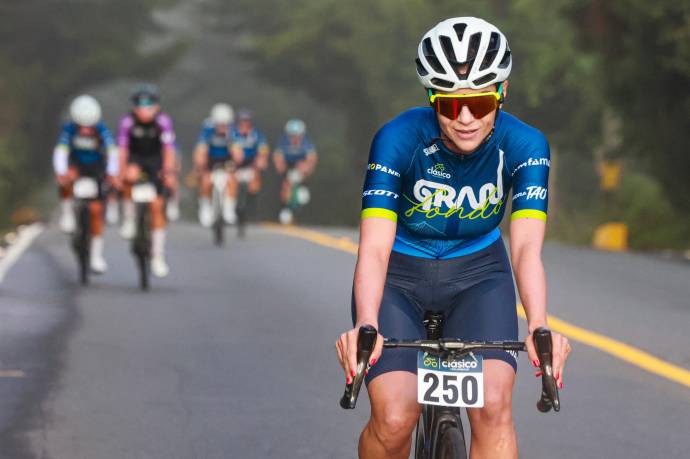La jornada comenzó temprano, con el sol apenas asomándose sobre las montañas del Oriente. Equipados con sus bicicletas, uniformes y una gran dosis de entusiasmo, los ciclistas alinearon sus ruedas en un evento que, año tras año, fortalece la cultura del deporte, el encuentro familiar y el amor por el ciclismo recreativo. Foto: Manuel Saldarriaga Quintero.