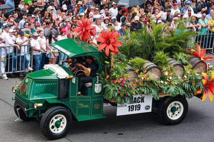 El recorrido, que inició en la Universidad Pontificia Bolivariana (UPB) y finalizó en la Universidad EAFIT, abarcó 17 kilómetros de emoción, colores, estilos y sonidos que evocan distintas épocas del transporte automotor. Foto: Manuel Saldarriaga Quintero.