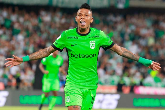  Nacional tuvo una actuación arrolladora en el Atanasio, donde venció 4-1 a Boyacá Chicó. Billy Arce, el ecuatoriano al fin tuvo su noche soñada. Al minuto 63 marcó el tercer gol de Nacional, su primera anotación desde su llegada al conjunto verdolaga. Foto: Manuel Saldarriaga Quintero