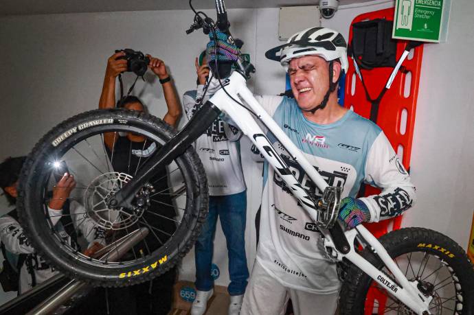 “Te coroné”, gritó Javier al llegar a la cima del edificio. A sus 52 años, el deportista antioqueño demostró que la edad no es un límite cuando la pasión, la disciplina y el coraje se mantienen intactos. Foto: Manuel Saldarriaga Quintero.