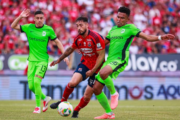 El partido, jugado ante un estadio lleno y con un ambiente electrizante, terminó con un empate 1-1, en un encuentro vibrante que incluyó goles, momentos de tensión y hasta tres futbolistas expulsados. Foto: Manuel Saldarriaga Quintero.