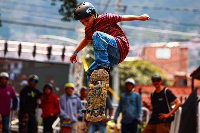 Desafiando las inclinadas calles del barrio —que por su pendiente parecen auténticas paredes—, los deportistas ofrecieron un espectáculo de destreza y valentía en uno de los eventos de skate más extremos y esperados de Colombia. Foto: Manuel Saldarriaga Quintero.