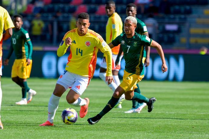 En un emocionante partido disputado este miércoles en Chile, Colombia superó con contundencia 3-1 a su similar de Sudáfrica, logrando con autoridad el objetivo de meterse entre los ocho mejores equipos del planeta en esta categoría. Foto: FCF