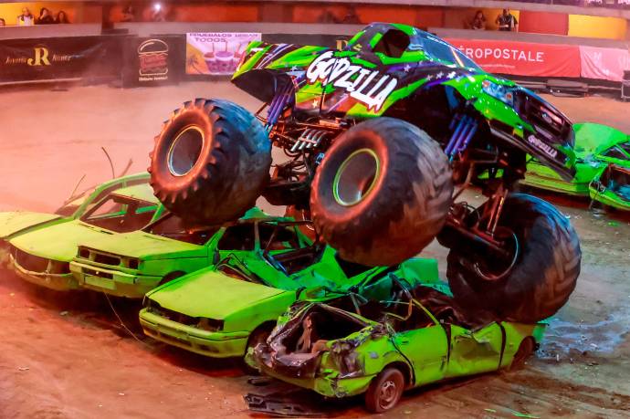 El estadounidense Steve Harley, tres veces campeón de la liga de Monster Truck en Canadá, fue una de las grandes figuras de la jornada al conducir el imponente “Godzilla”, un vehículo que impresionó por su tamaño, potencia y maniobras extremas. Foto: Manuel Saldarriaga Quintero