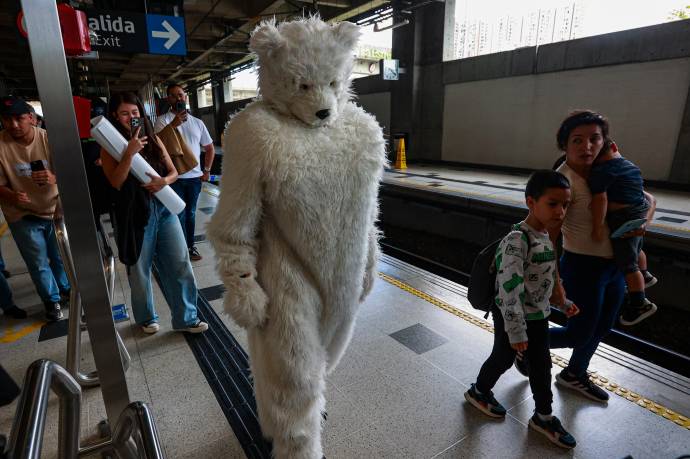 Fiel a su estilo creativo y cercano a su público, Juanes se disfrazó completamente como un oso polar blanco, replicando al personaje que protagoniza su nuevo video musical Una noche contigo. Fotos: Manuel Saldarriaga Quintero.