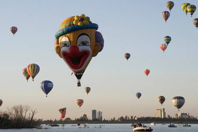 El cielo de León, en el estado de Guanajuato, México volvió a convertirse este año en un espectáculo visual durante el Festival Internacional del Globo 2025, uno de los eventos aerostáticos más importantes de América Latina. Foto: AFP