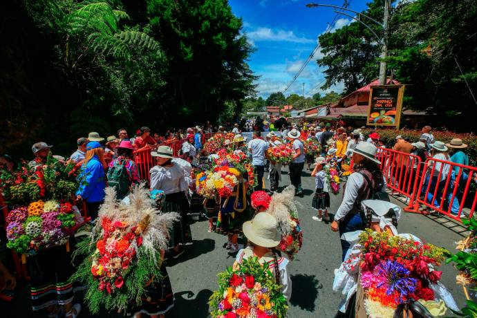 Desde tempranas horas de la mañana, el ambiente en La Floresta era de pura efervescencia. Familias enteras se congregaron alrededor del tradicional parque, ansiosas por acompañar a los pequeños protagonistas de la jornada. Foto: Camilo Suárez Echeverry