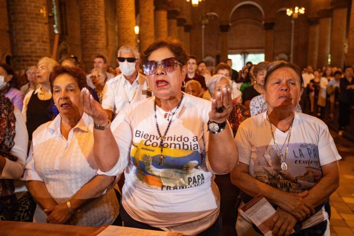 La ceremonia, convocada por la Arquidiócesis de Medellín, reunió a sacerdotes, religiosos y cientos de fieles católicos que quisieron rendir homenaje a la memoria del fallecido líder espiritual. Foto: Esneyder Gutiérrez 