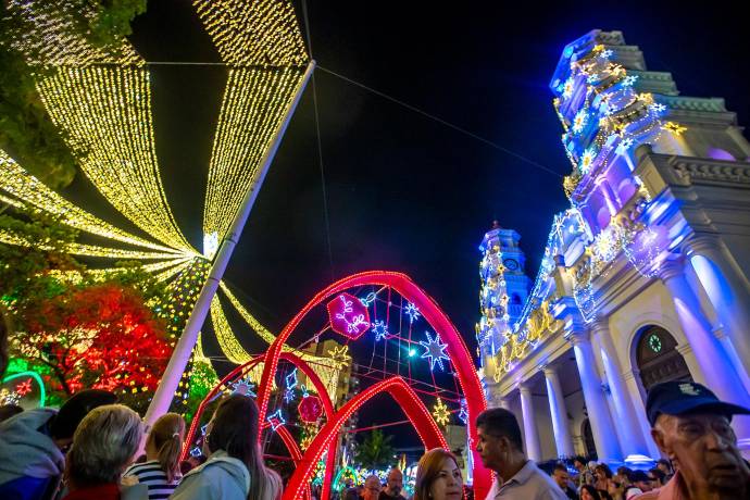 Con esta iluminación, Envigado se convierte en el primer municipio antioqueño en inaugurar su temporada navideña. Foto: Juan Antonio Sánchez